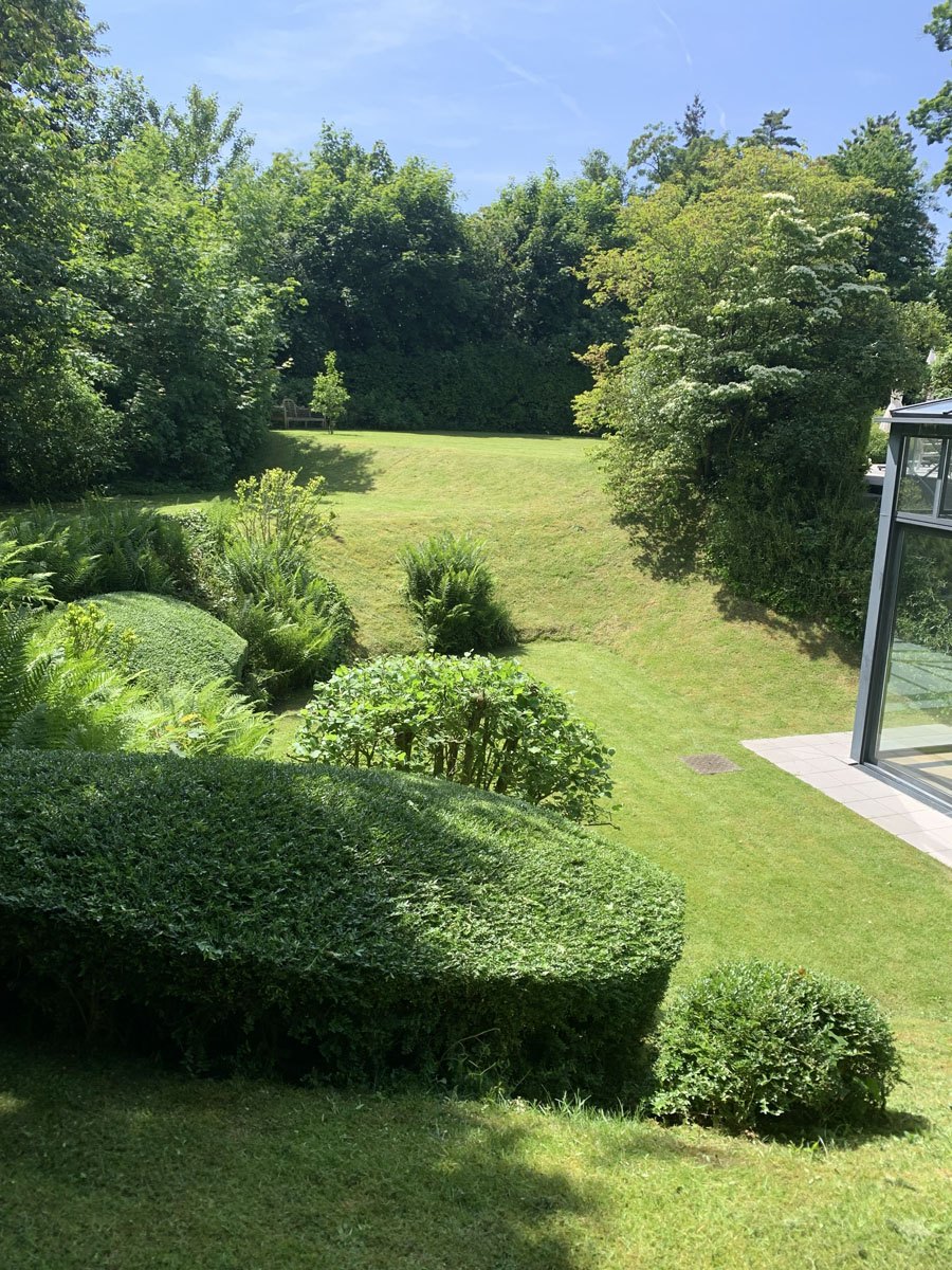 Jardin verdoyant et haies taillées, photographié par La Feuille d’Or